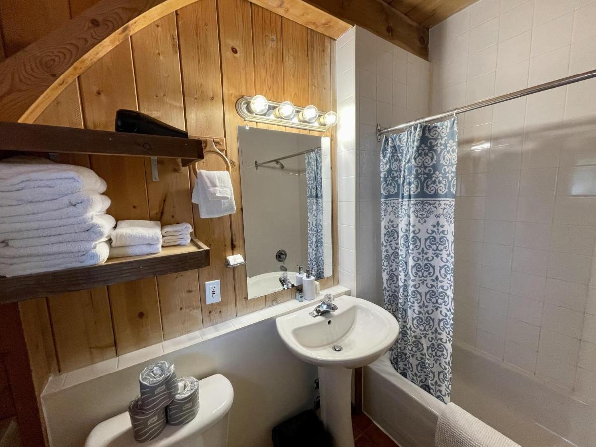Waterfront Timber Frame Cottage! Ucluelet Eksteriør billede