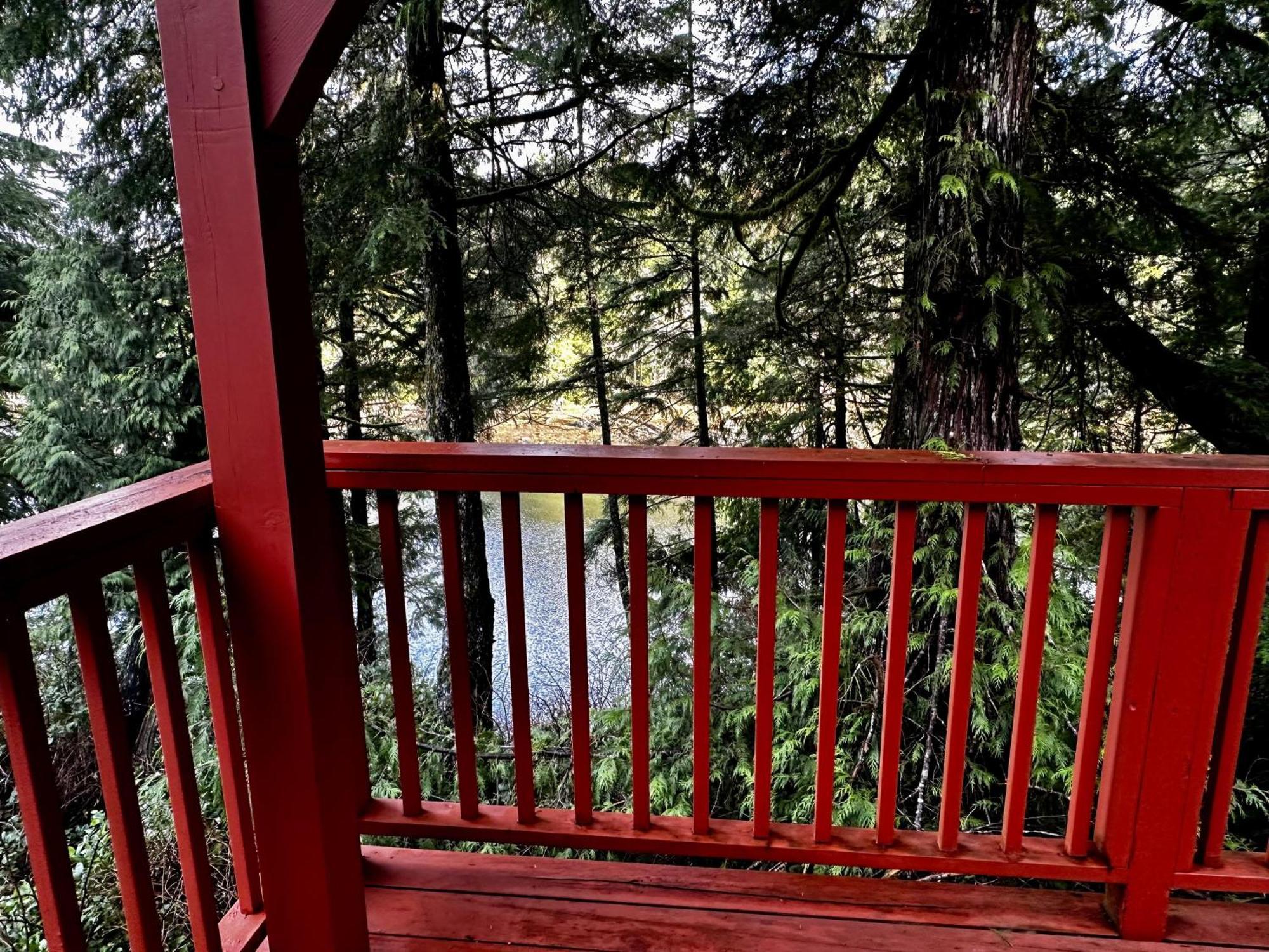 Waterfront Timber Frame Cottage! Ucluelet Eksteriør billede