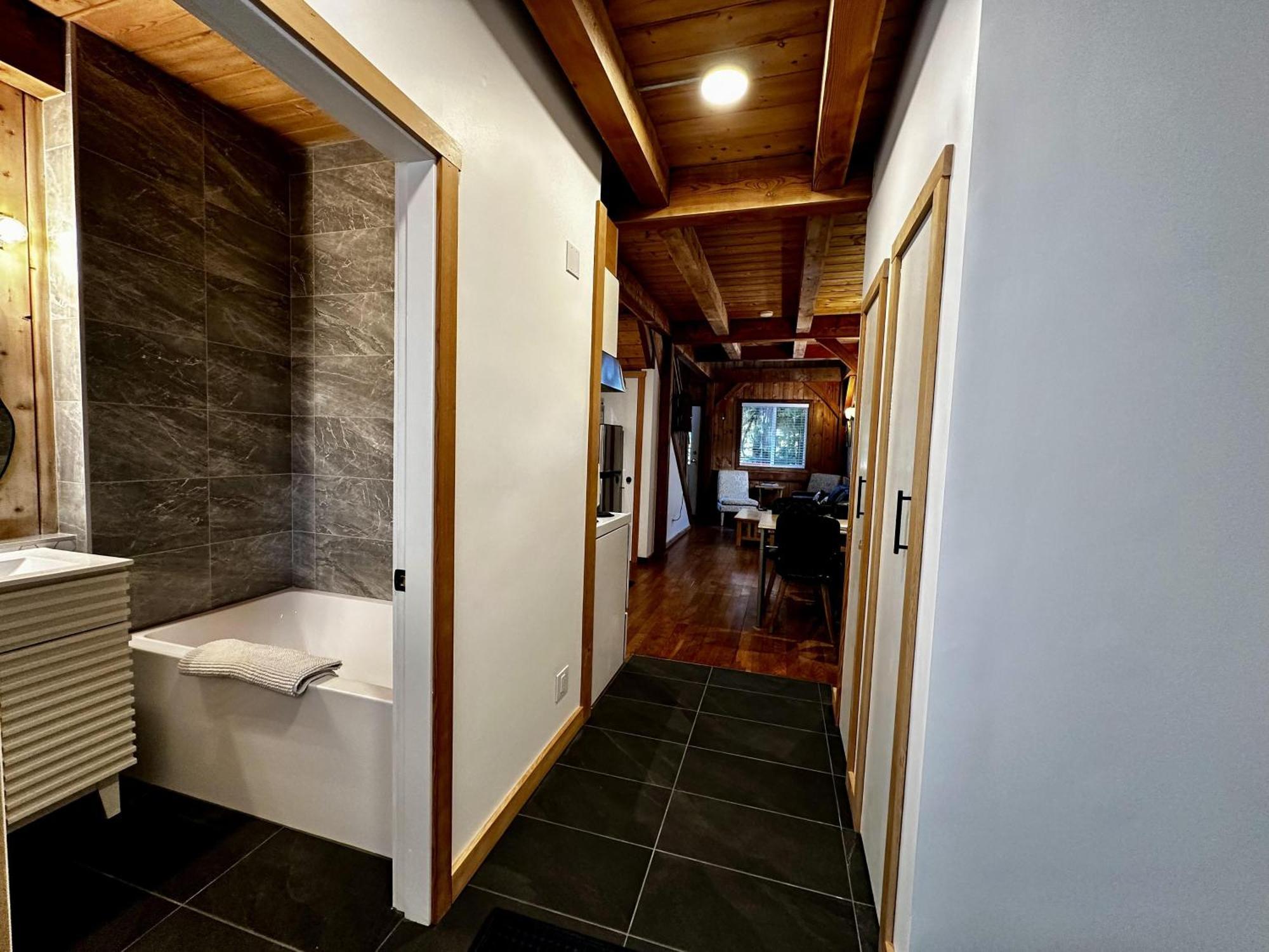 Waterfront Timber Frame Cottage! Ucluelet Eksteriør billede