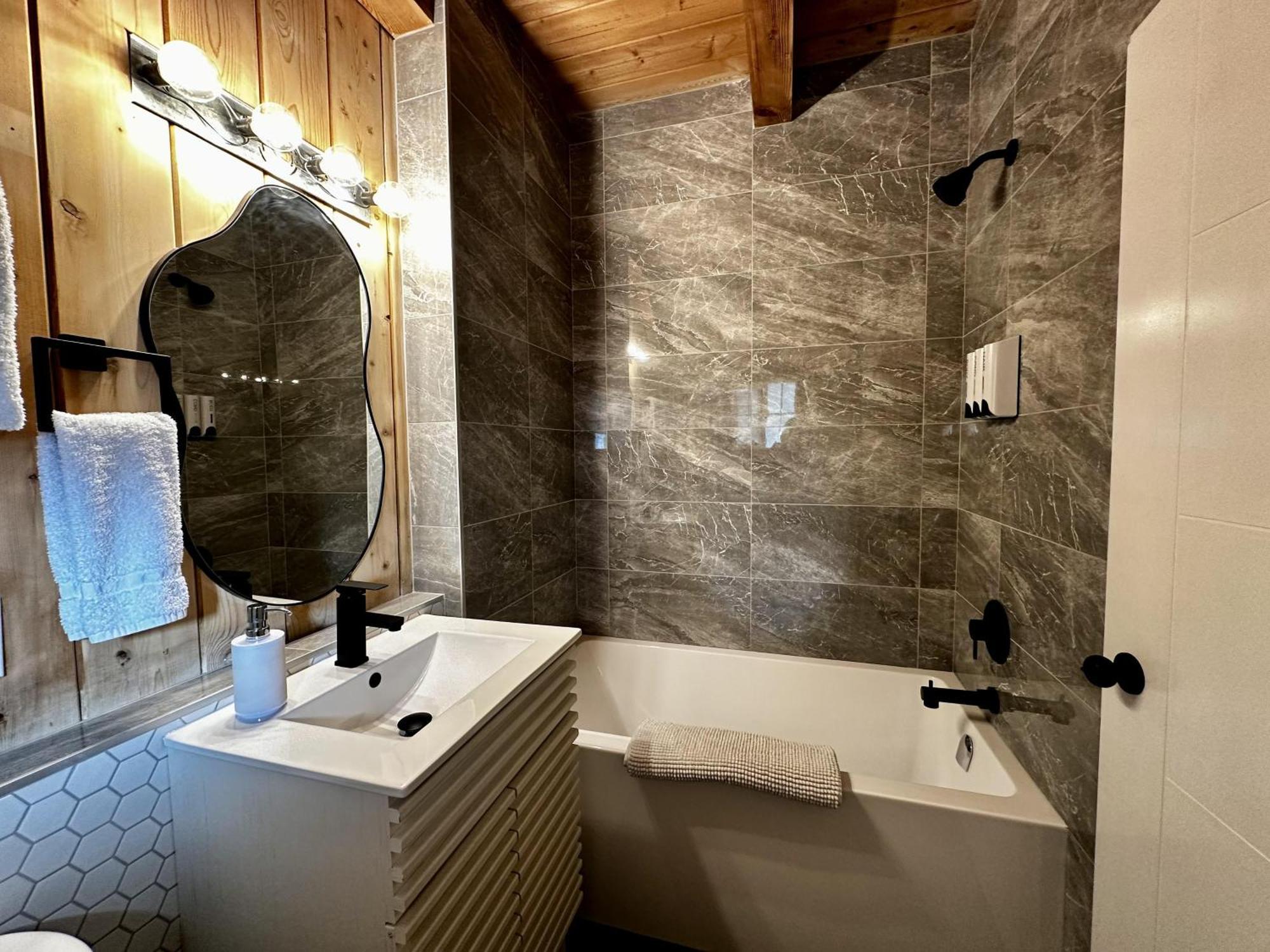 Waterfront Timber Frame Cottage! Ucluelet Eksteriør billede