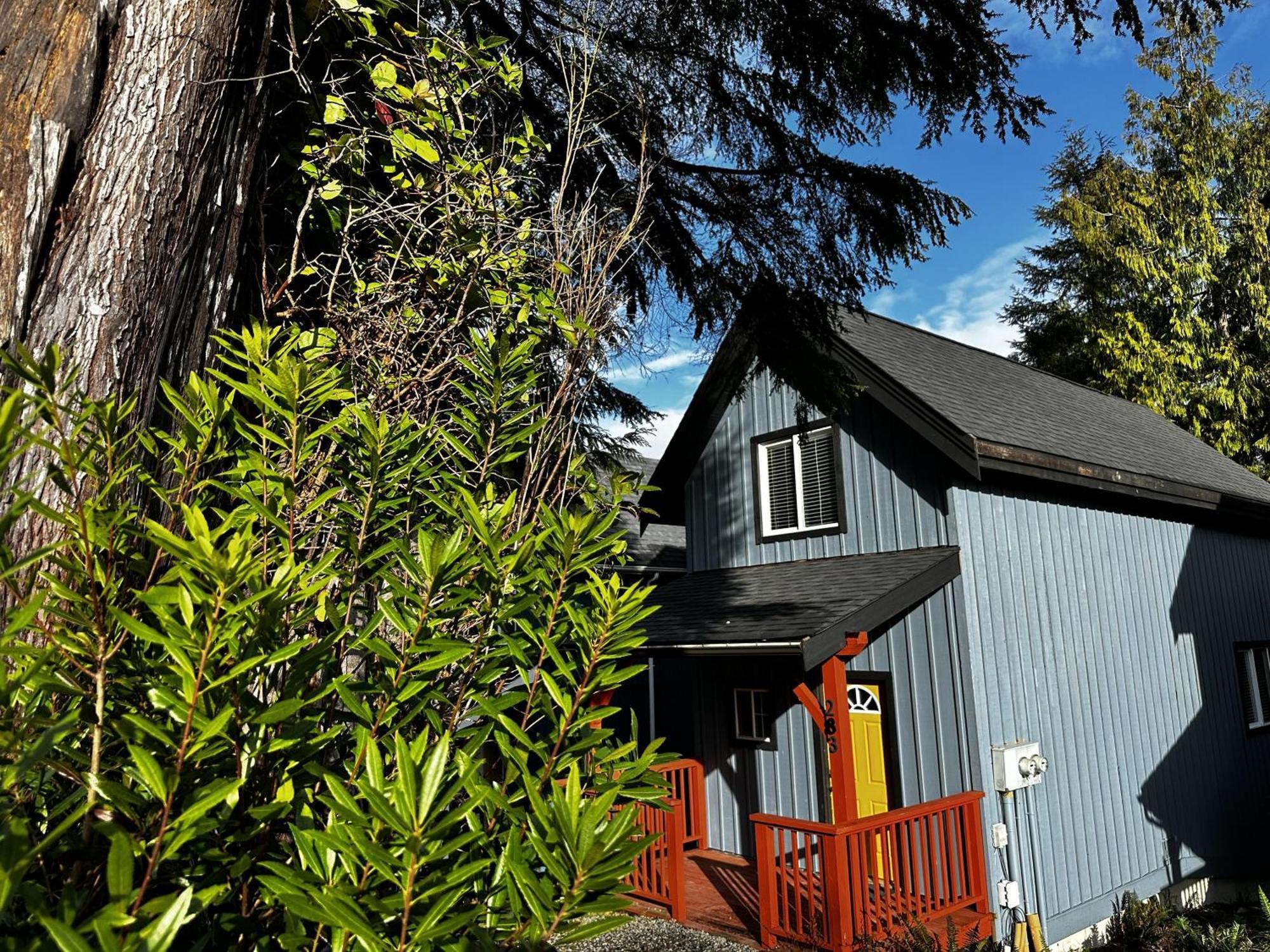 Waterfront Timber Frame Cottage! Ucluelet Eksteriør billede