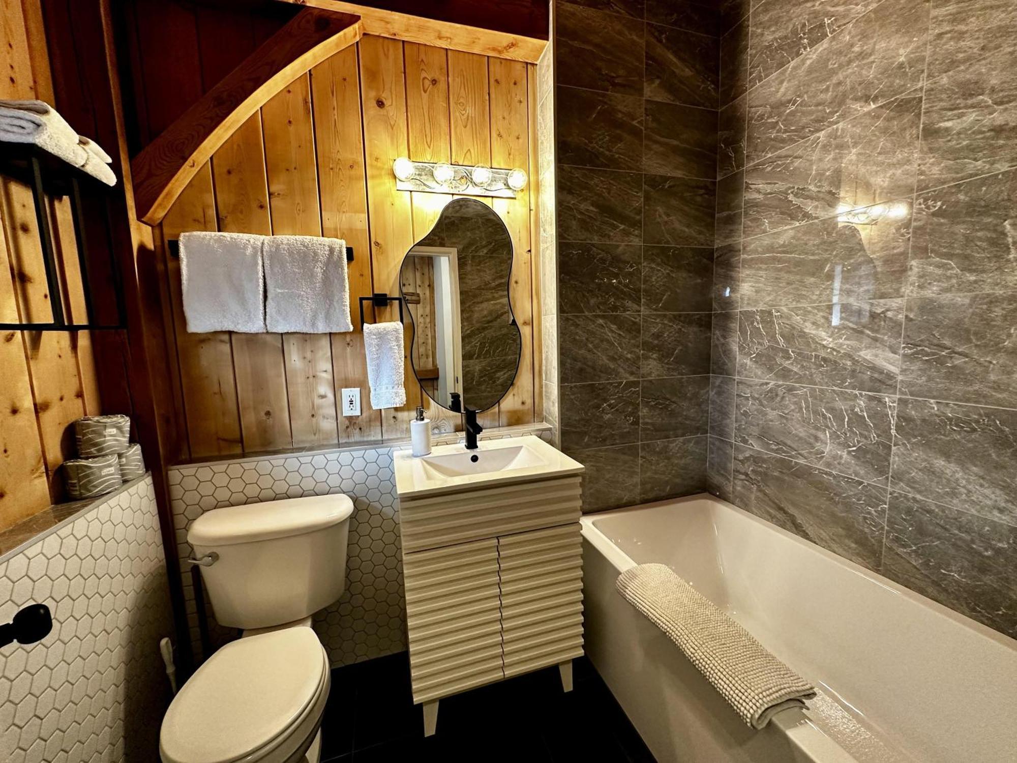 Waterfront Timber Frame Cottage! Ucluelet Eksteriør billede